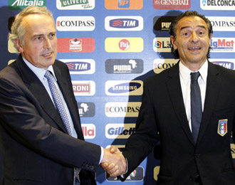 El nuevo tcnico de la seleccin italiana, Prandelli, le da la mano al presidente de la Federacin Italiana de Ftbol, Giancarlo Abete.