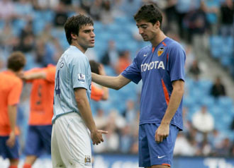 Garrido, junto a Arizmendi, en un partido en el 2007 que el City disput frente al Valencia