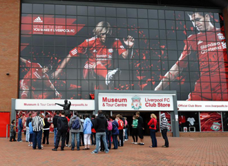 Aficionados en la entrada del estadio de Anfield.