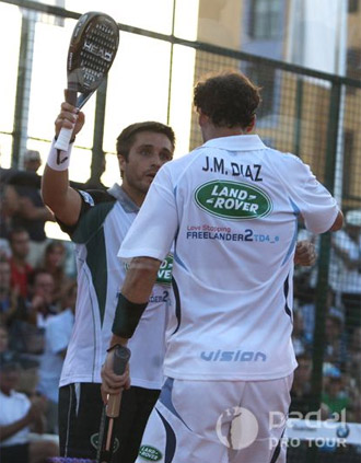 Juan Martn y Fernando Belastegun se abrazan tras ganar los Internacionales de Marbella.