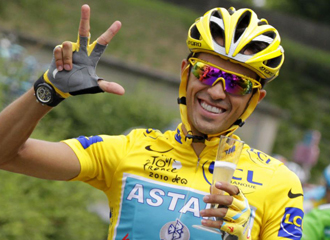 Contador celebrando la vistoria con su antiguo equipo.