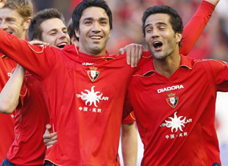 Nekounam y Masoud celebrando un gol acompaados de Azpilicueta.