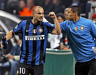Ivan Crdoba felicita a Sneijder en un partido del Inter