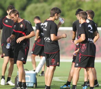 los jugadores de Osasuna se refrescan durante un entrenamiento de pretemporada.