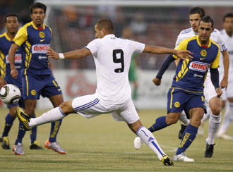 Benzema, con el nmero 9 en la camiseta, estuvo muy activo durante el partido
