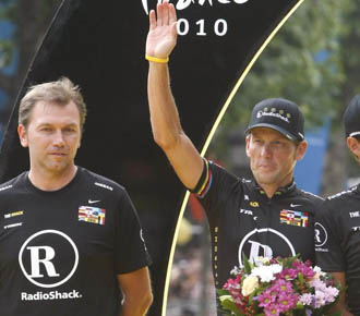 Lance Armstrong se despide del Tour 2010 en el podium, con su equipo el Radio Shack y su director Johan Bruyneel a la cabeza.