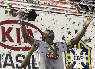 Robinho celebra un ttulo con el Santos brasileo