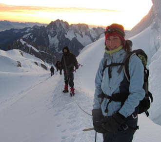 La montaera palestina Olfat Heider posa mientras ascienden la cima del Mont Blanc en los Alpes.