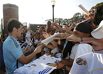 Casillas firma autgrafos tras el entrenamiento.