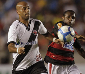 El delasntero Elton disputa un baln en un partido de la Liga brasilea durante su etapa en el Vasco de Gama.