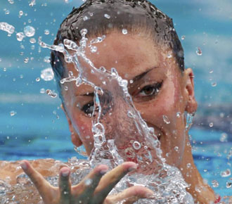 Andrea Fuentes realizando el ejercicio de solo que le ha dado la plata en los europeos de natacin de Budapest.