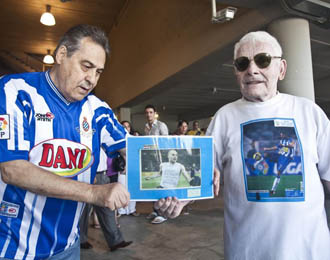 Dos aficionados del Espanyol portan una foto de Iniesta, celebrando el gol que di el Mundial a Espaa, mostrando la foto de Jarque en su camiseta.
