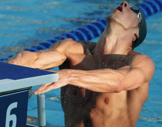 Michael Phelps se dispone a comenzar la prueba de 200 metros espalda.