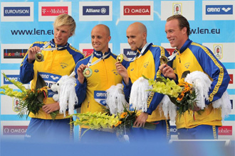 El equipo sueco de 4x100, con Frolander segundo por la izquierda, mostrando la medalla de bronce conseguida.