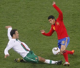 Carvalho sale al cruce ante Pedro durante el Espaa-Portugal del pasado Mundial