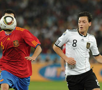 zil disputa un baln con Sergio Busquets en la semifinal del pasado Mundial de Sudfrica, en el partido entre Alemania y Espaa.