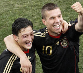 Özil celebra con Podolski el tercer puesto de Alemania en el pasado Mundial de Sudáfrica.