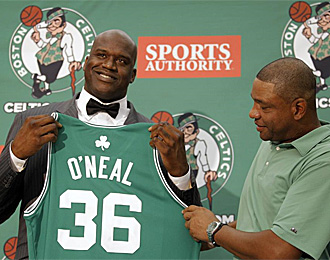 O'Neal posa sonriente con su nueva camiseta