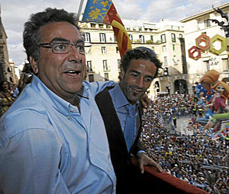 Enrique Ortz, en primer plano, junto a Pea durante las celebraciones del ascenso en Alicante