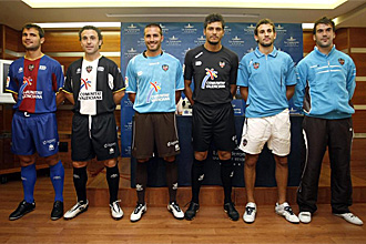 Robust, Sergio, Xavi Torres, Muna, Stuani y Reina posan con las camisetas del Levante para la nueva temporada.