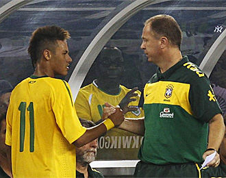 Menezes felicita a Neymar, autor de uno de los goles de Brasil