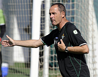 Vctor Fernndez, en un entrenamiento con el Betis