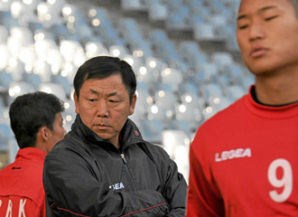 El entrenador de Corea del Norte con algunos de sus jugadores.