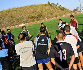 Los jugadores de la Santboiana escuchan a Isaac Richmond durante uno de los entrenamientos de esta nueva pretemporada