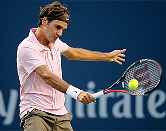 Roger Federer se dispone a devolver un golpe en su partido contra Chela