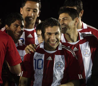 Los compaeros de la seleccin paraguaya de Salvador Cabaas le pusieron la camiseta del combinado nacional y le estuvieron arropando en el homenaje el jugador guaran.