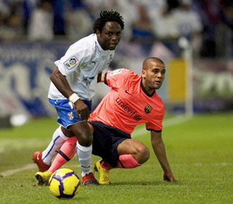 Dani Kome se deshace del azulgrana Dani Alves en un partido de la temporada pasada con el Tenerife.