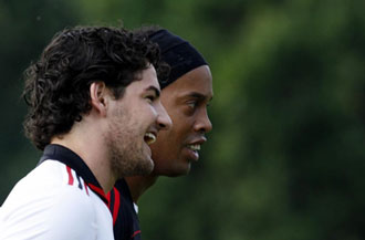 Ronaldinho asegura que ser la temporada de Pato