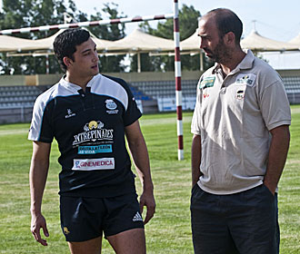 Juan Manuel Mangione, en la imagen conversando con su entrenador Migueln, ya luce con su nueva camiseta: la del VRAC Quesos Entrepinares