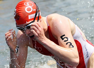 La canadiense Paula Findlay tras acabar la prueba de nado.
