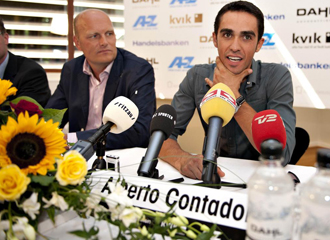 Contador en rueda de prensa juanto a Bjarne Riis.