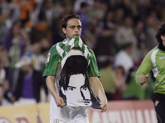 Sergio García, tras marcar un gol, muestra una camiseta con la imagen de Dani Jarque