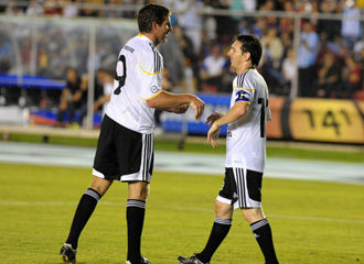 Messi y Palermo durante el amistoso "Messi y amigos"