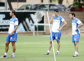 Soldado, Aduriz y Mata entrenando con el Valencia.