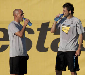 De la Pea se hidrata en un entrenamiento de pretemporada del Espanyol.