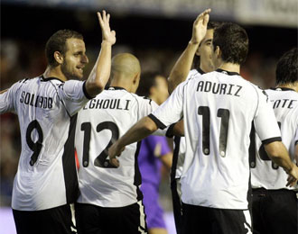 Los jugadores del Valencia celebran uno de los tantos.