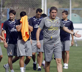 Juan Carlos Garrido con sus jugadores a su espalda en un entrenamiento de pretemporada del Villarreal.