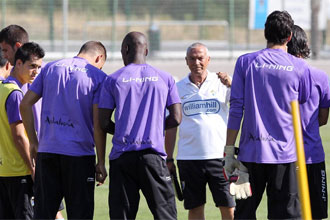 Ferreira da instrucciones a sus jugadores durante un entrenamiento.