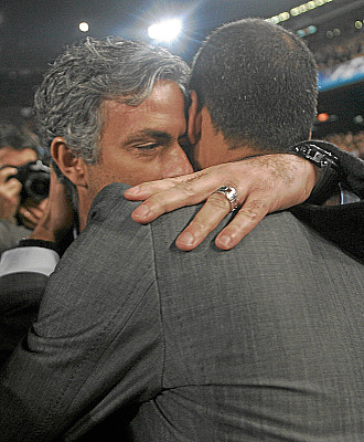 Mourinho y Guardiola se abrazan en el enfrentamiento de Champions entre Inter y Barcelona