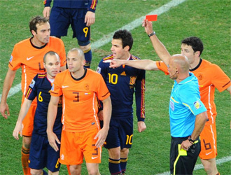 Momento en el que Howard Webb expulsa a Heitinga durante la final del Mundial.