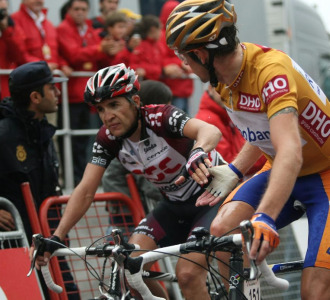 Carlos Sastre y Denis Menchov se saludan en la Vuelta a Espaa de 2007 cuando el madrileo militaba en las filas del CSC.