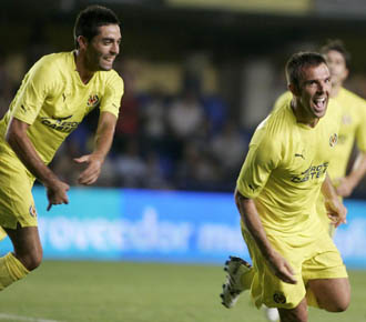 Bruno corre detrs de Marchena en el primer gol del Villarreal en el partido de la previa de la Europa League ante el Dneper Mogilev.