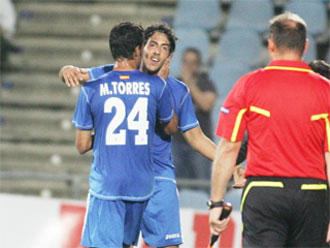 Torres abraza a Parejo tras el gol del centrocampista frente al Apoel