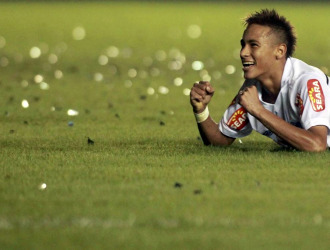 Neymar celebra un gol con el Santos.