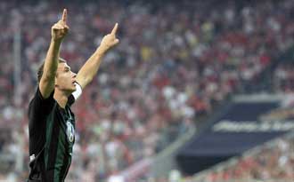 Edin Dzeko celebrando su gol contra el Bayern