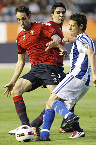 Juanfran y Aranburu durante el partido de este domingo en Pamplona.